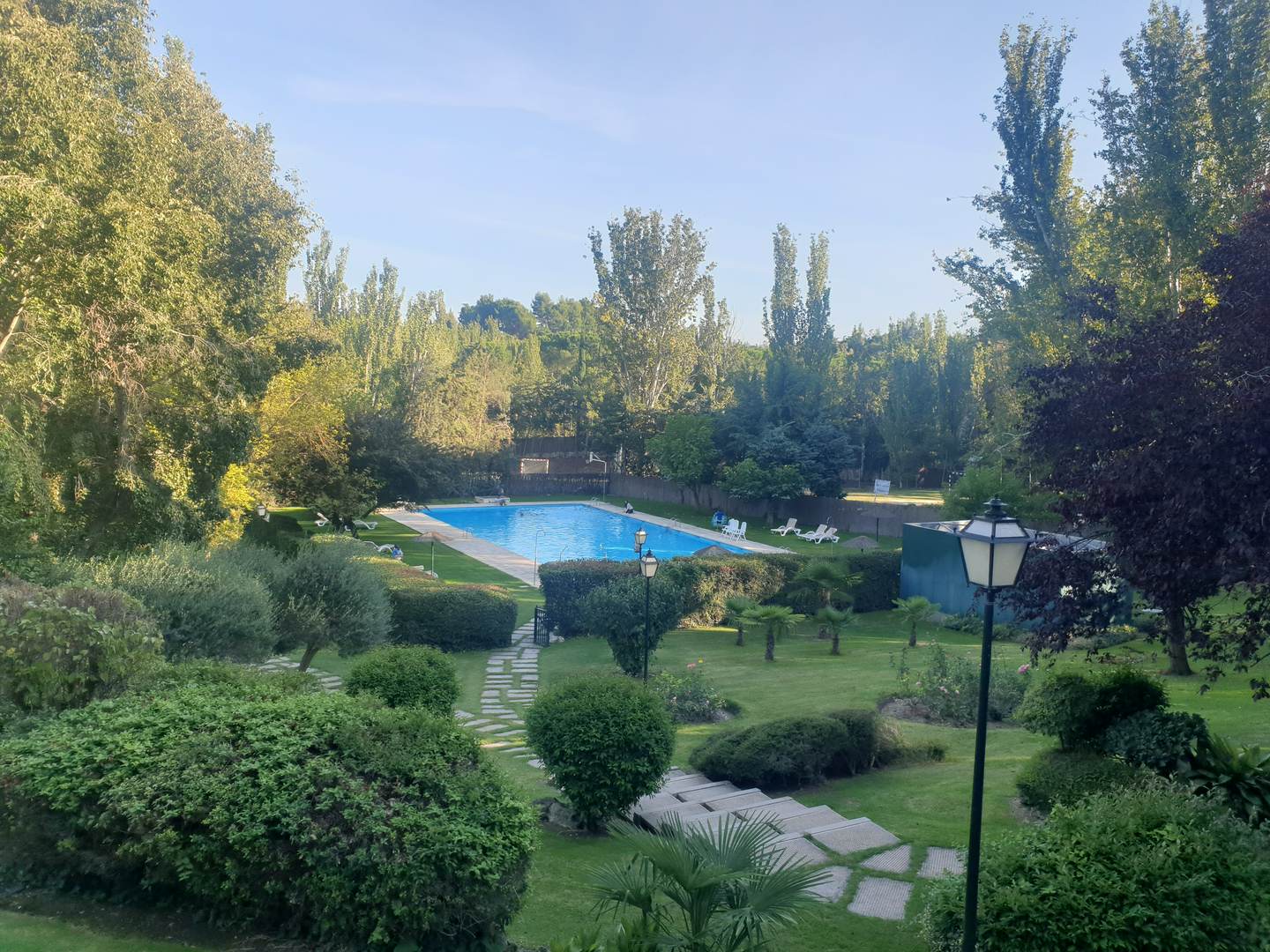 Alquila por horas Jardín comunitario con piscina 25 m2, campo de futbol y pista de tenis