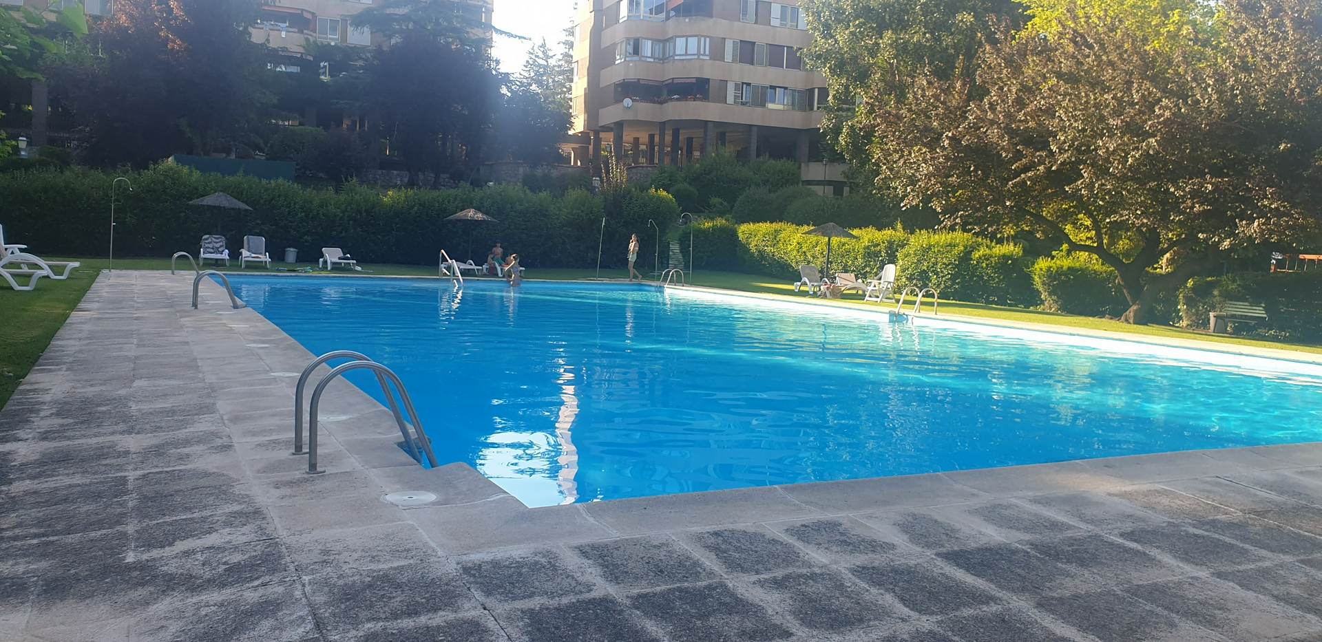 Alquila por horas Jardín comunitario con piscina 25 m2, campo de futbol y pista de tenis