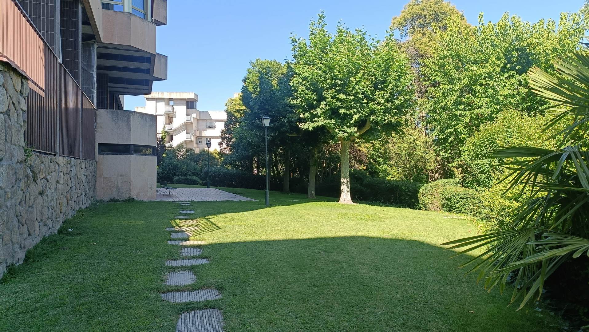 Alquila por horas Jardín comunitario con piscina 25 m2, campo de futbol y pista de tenis
