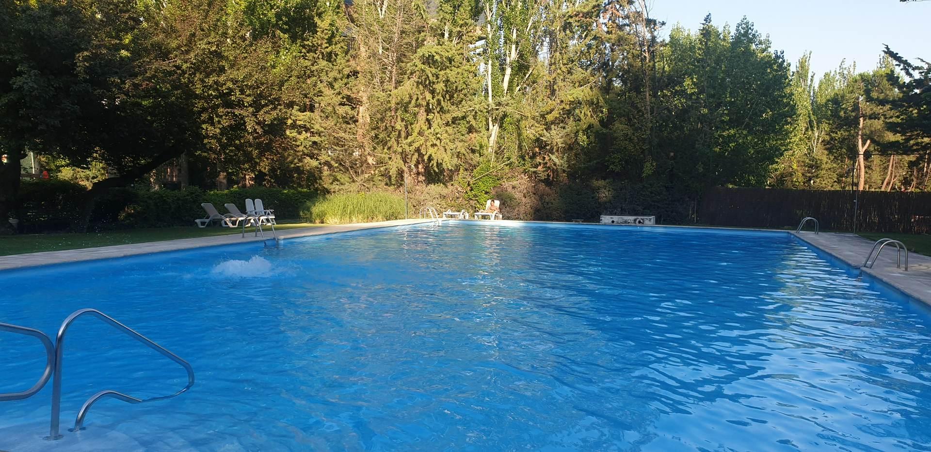 Alquila por horas Jardín comunitario con piscina 25 m2, campo de futbol y pista de tenis
