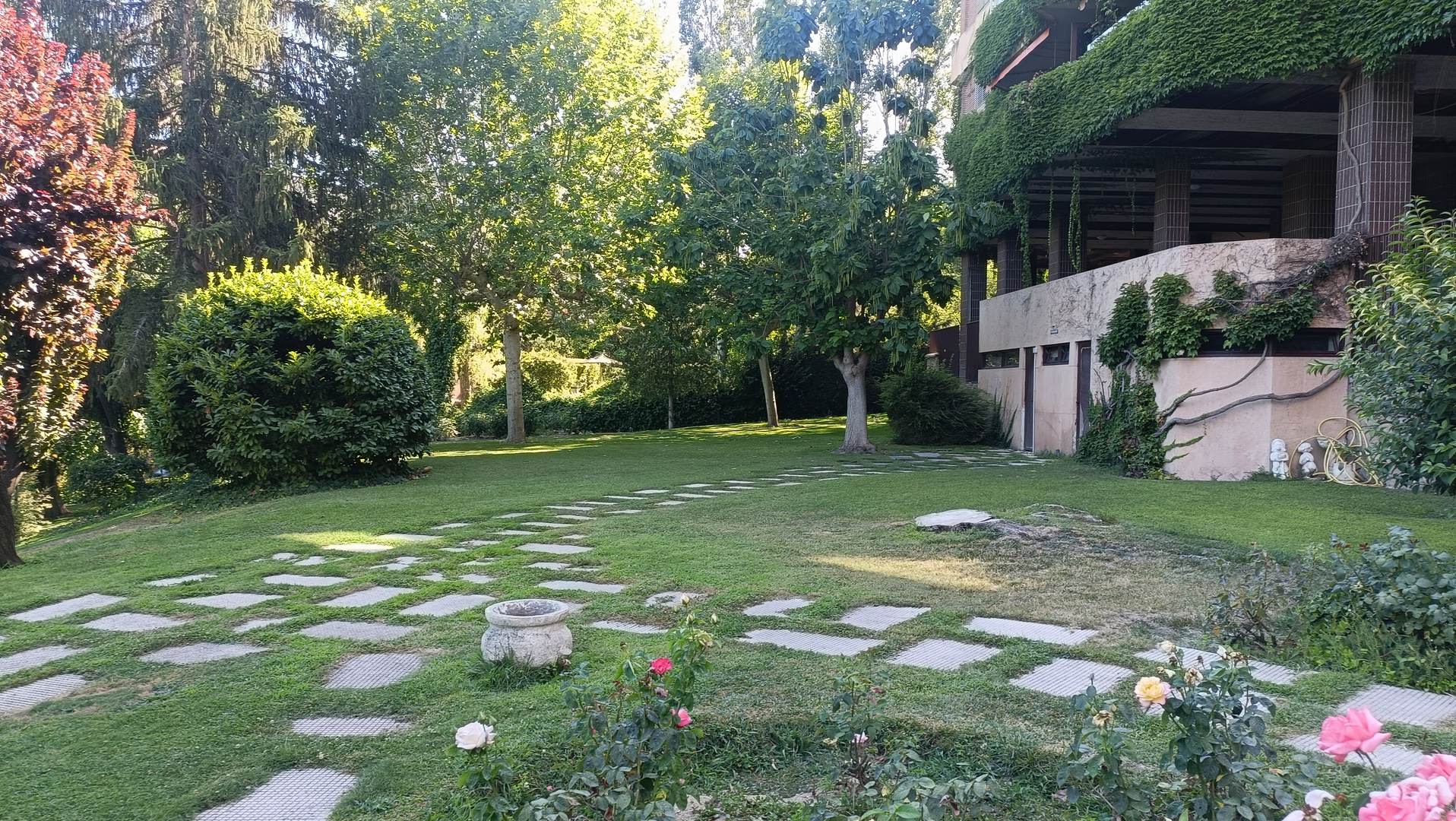 Alquila por horas Jardín comunitario con piscina 25 m2, campo de futbol y pista de tenis