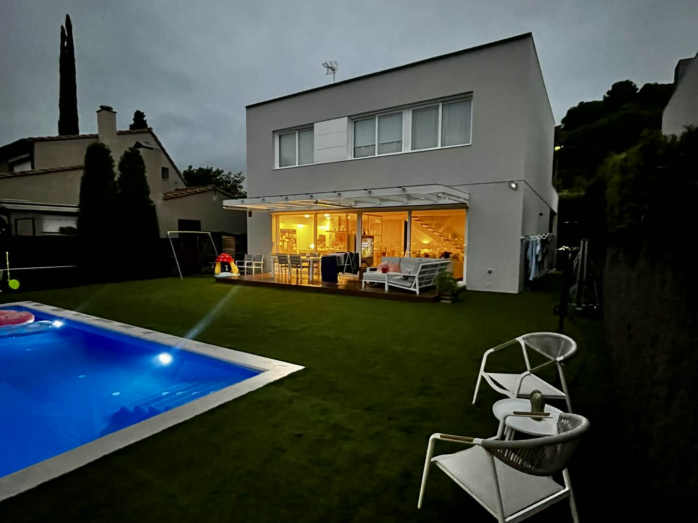 Alquila por horas Casa blanca minimalista con jardín, solárium y piscina ideal para rodajes familiares y lifestyle
