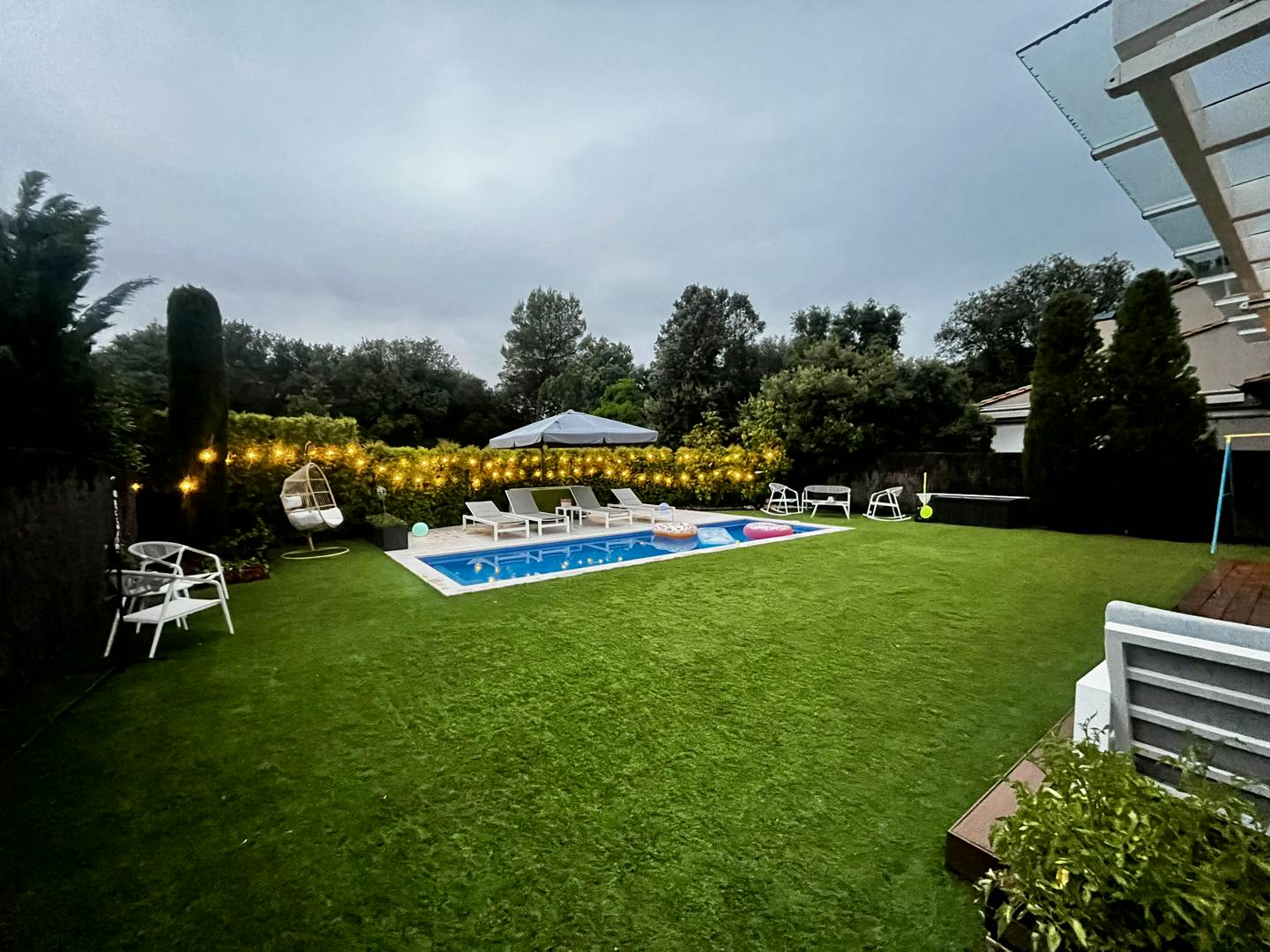 Alquila por horas Casa blanca minimalista con jardín, solárium y piscina ideal para rodajes familiares y lifestyle