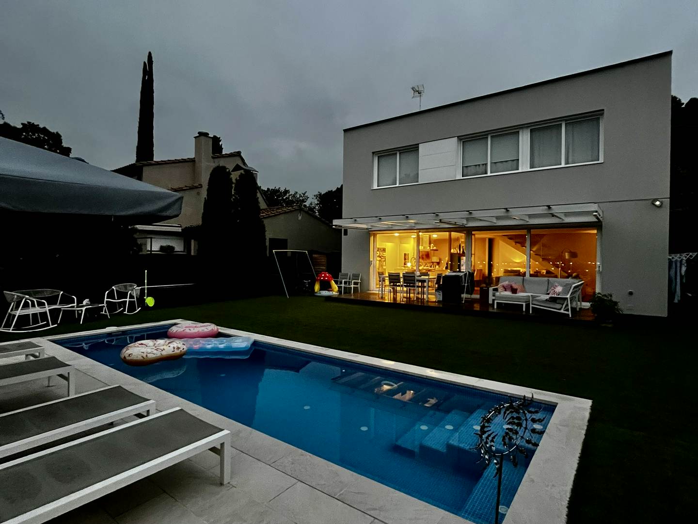 Alquila por horas Casa blanca minimalista con jardín, solárium y piscina ideal para rodajes familiares y lifestyle