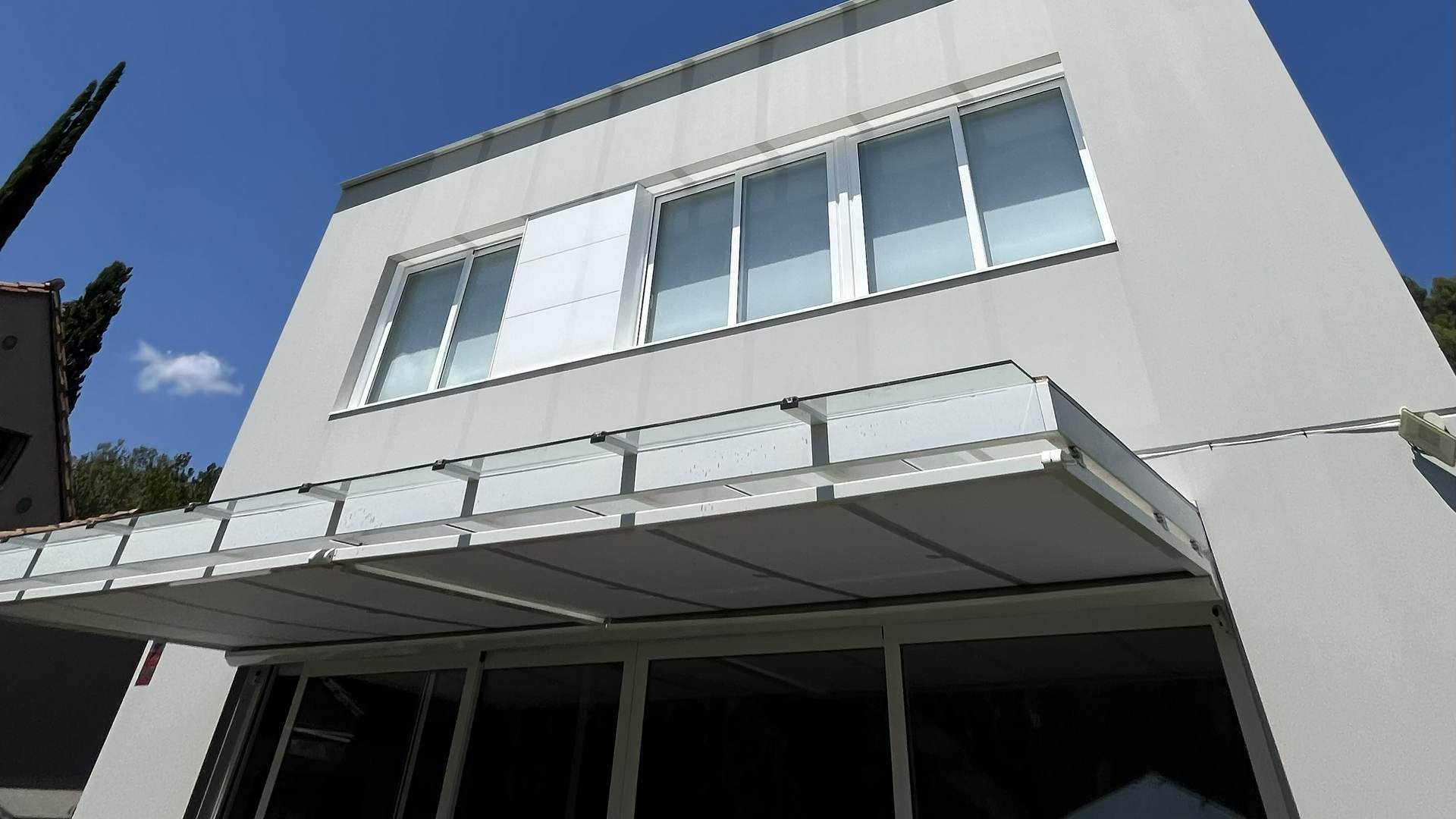 Alquila por horas Casa blanca minimalista con jardín, solárium y piscina ideal para rodajes familiares y lifestyle