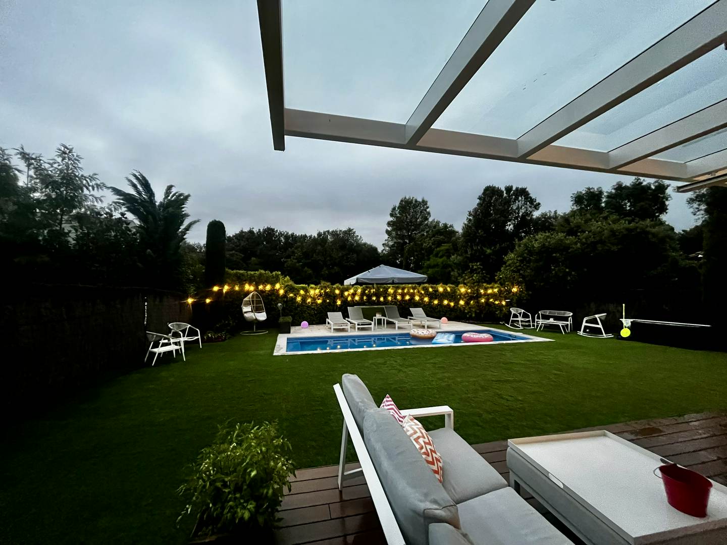 Alquila por horas Casa blanca minimalista con jardín, solárium y piscina ideal para rodajes familiares y lifestyle