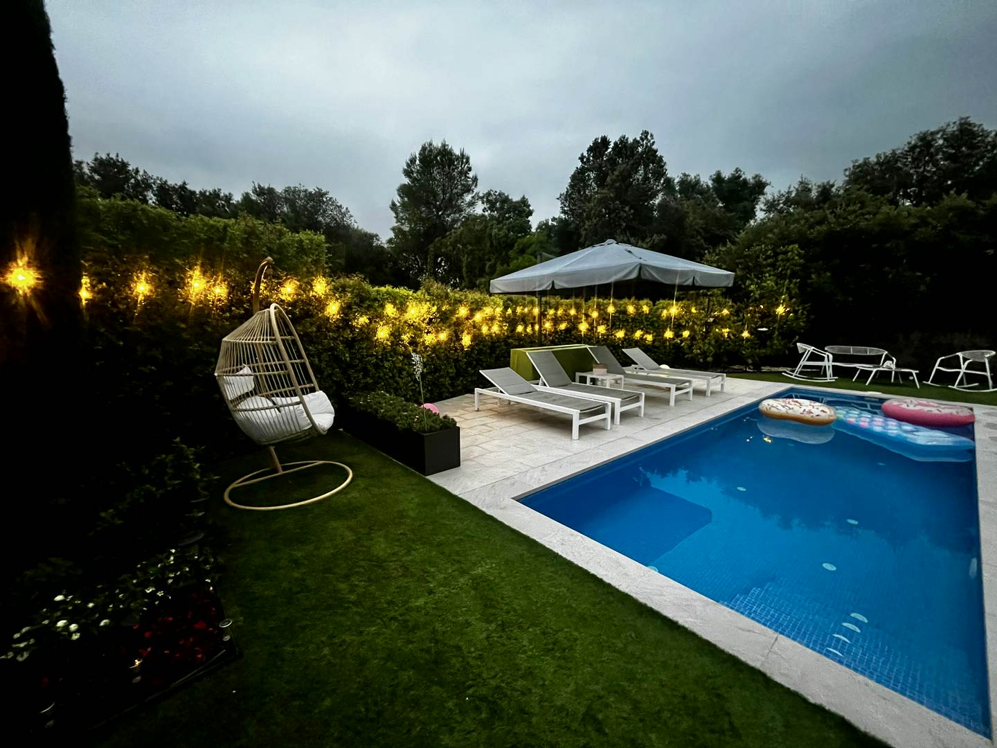 Alquila por horas Casa minimalista con jardín, solárium y piscina para rodajes