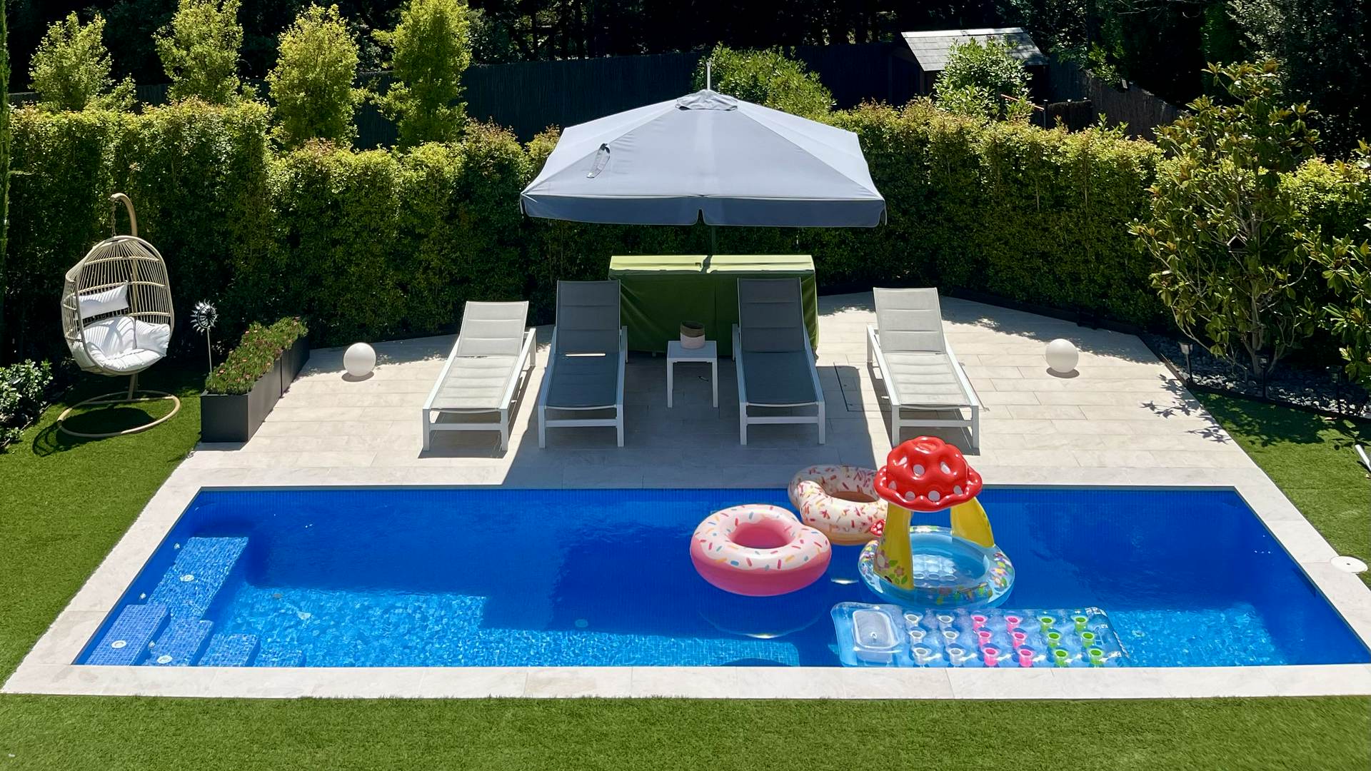 Alquila por horas Casa minimalista con jardín, solárium y piscina para rodajes