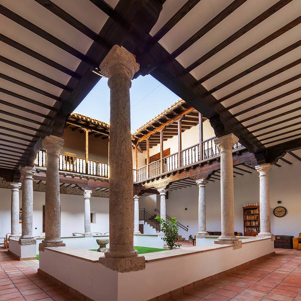 Alquila por horas VIVIENDA TIPICA MANCHEGA SIGLO XVI CON TORREON Y CLAUSTRO