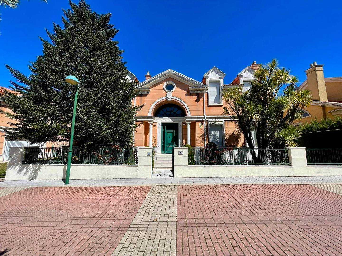 Alquila por horas Chalet independiente de 400 m2 en Valladolid