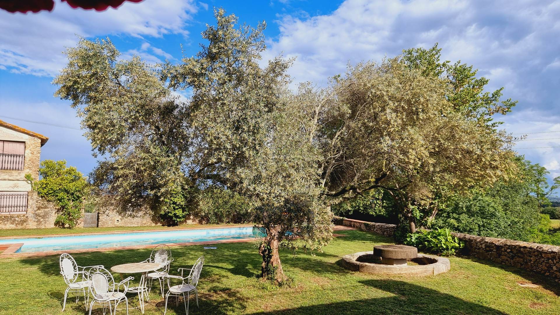 Alquila por horas Masía del siglo X con salas nobles, suelos antiguos y jardín