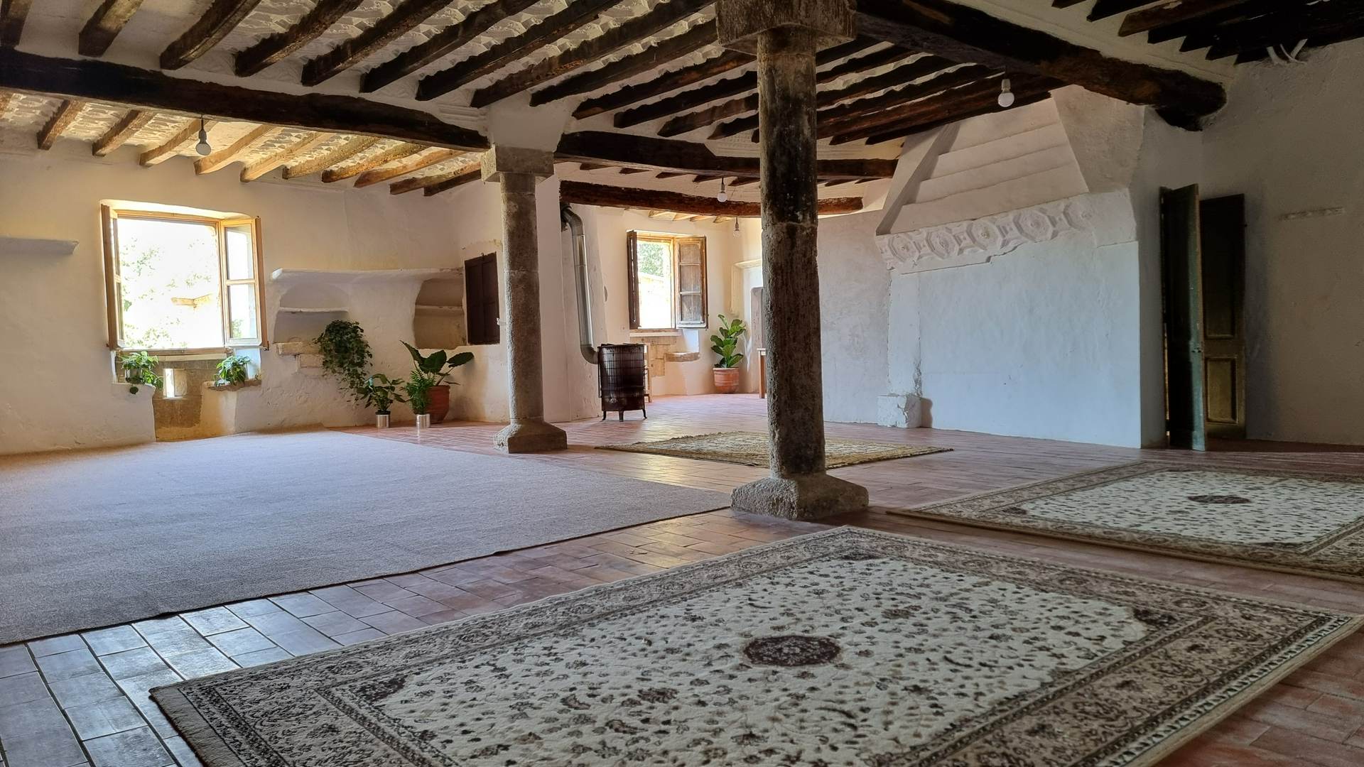 Alquila por horas Masía del siglo X con salas nobles, suelos antiguos y jardín