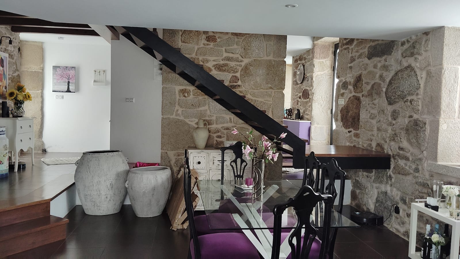 Alquila por horas Casa antigua restaurada con jardín toda cerrada con muro de piedra y un pasado triste.