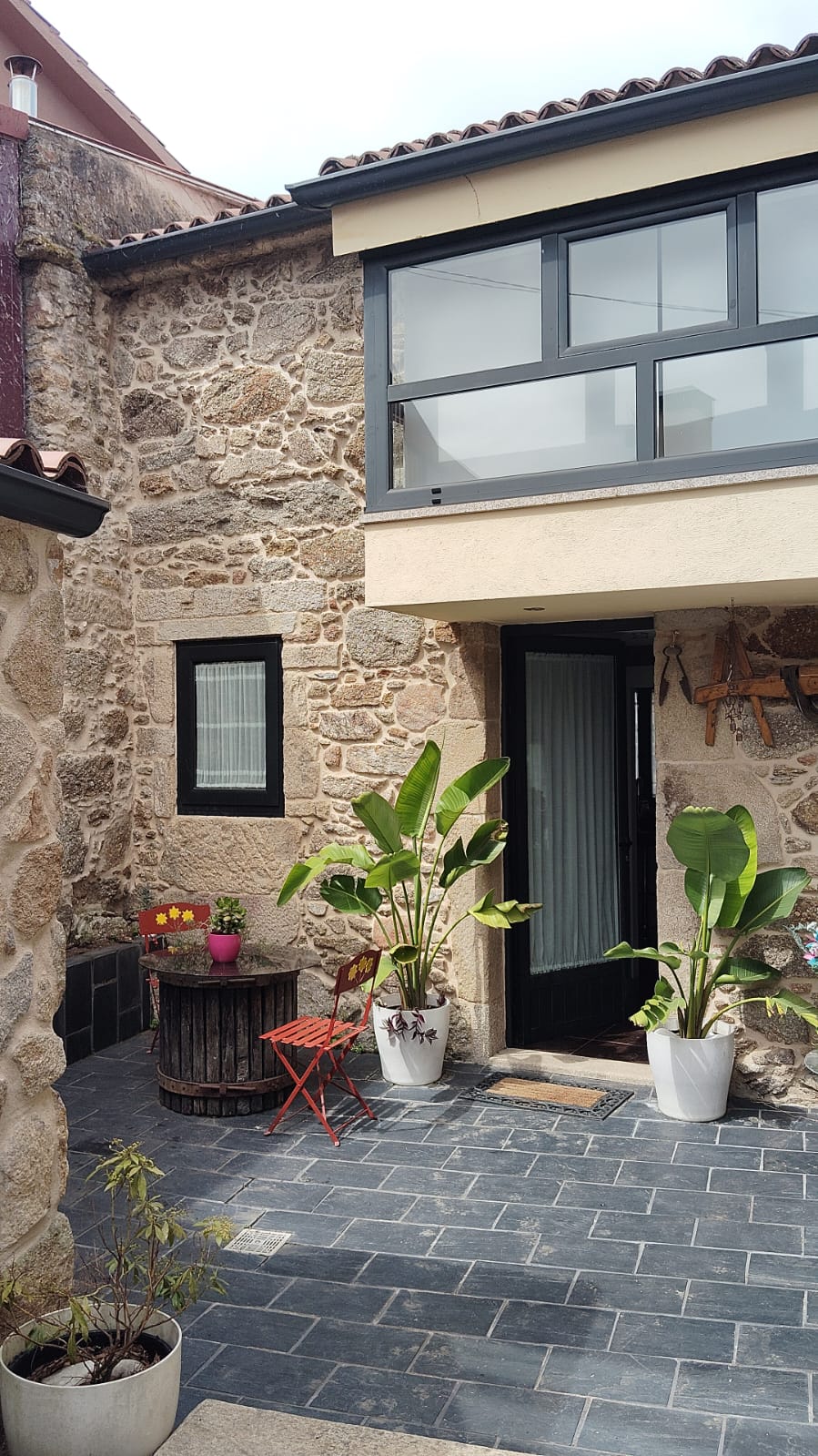 Alquila por horas Casa antigua restaurada con jardín toda cerrada con muro de piedra y un pasado triste.