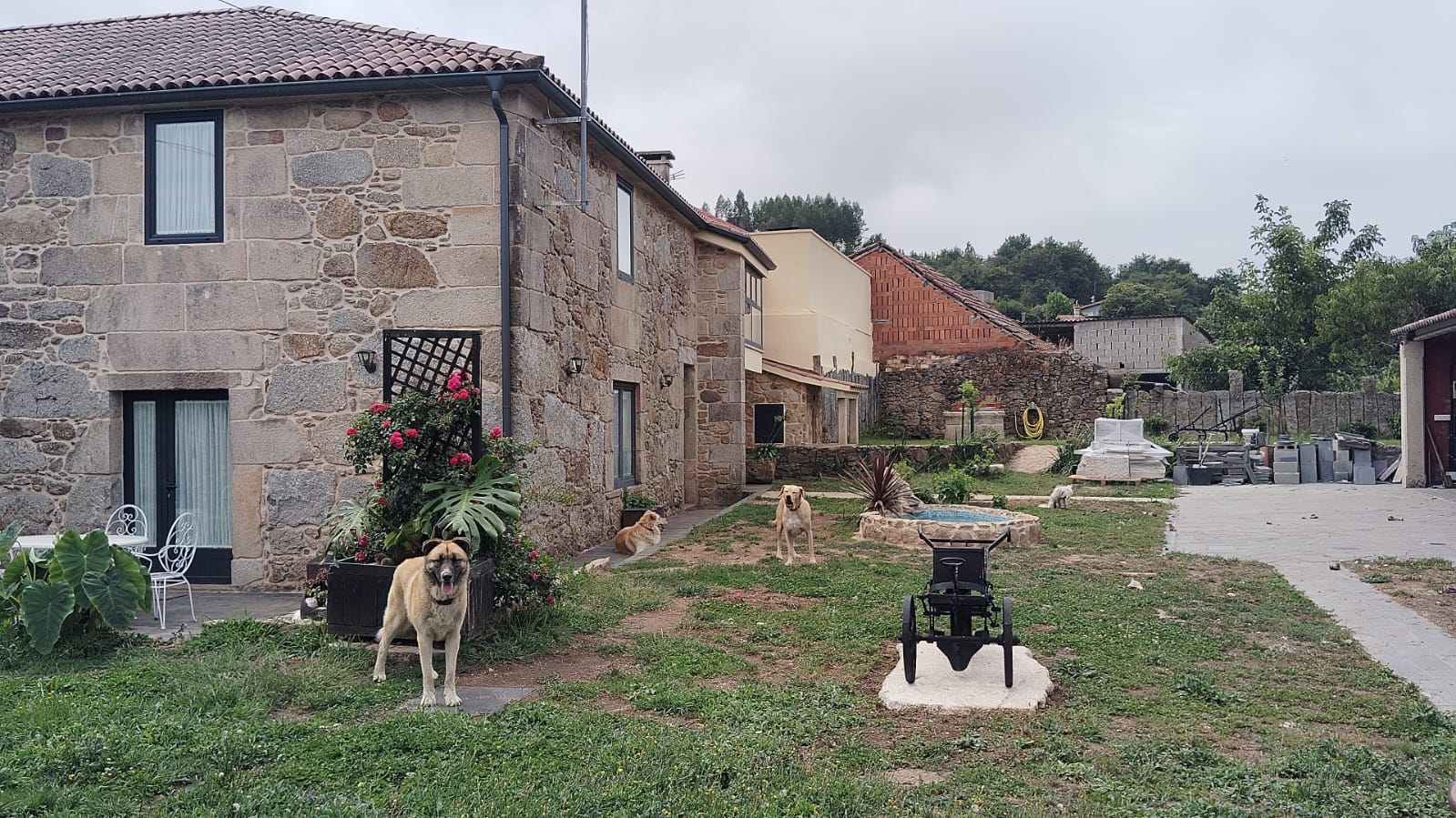 Alquila por horas Casa antigua restaurada con jardín toda cerrada con muro de piedra y un pasado triste.