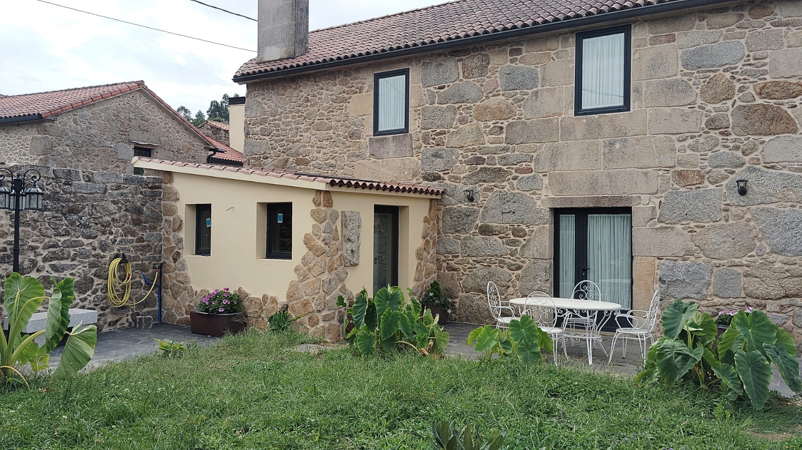Alquila por horas Casa antigua restaurada con jardín toda cerrada con muro de piedra y un pasado triste.