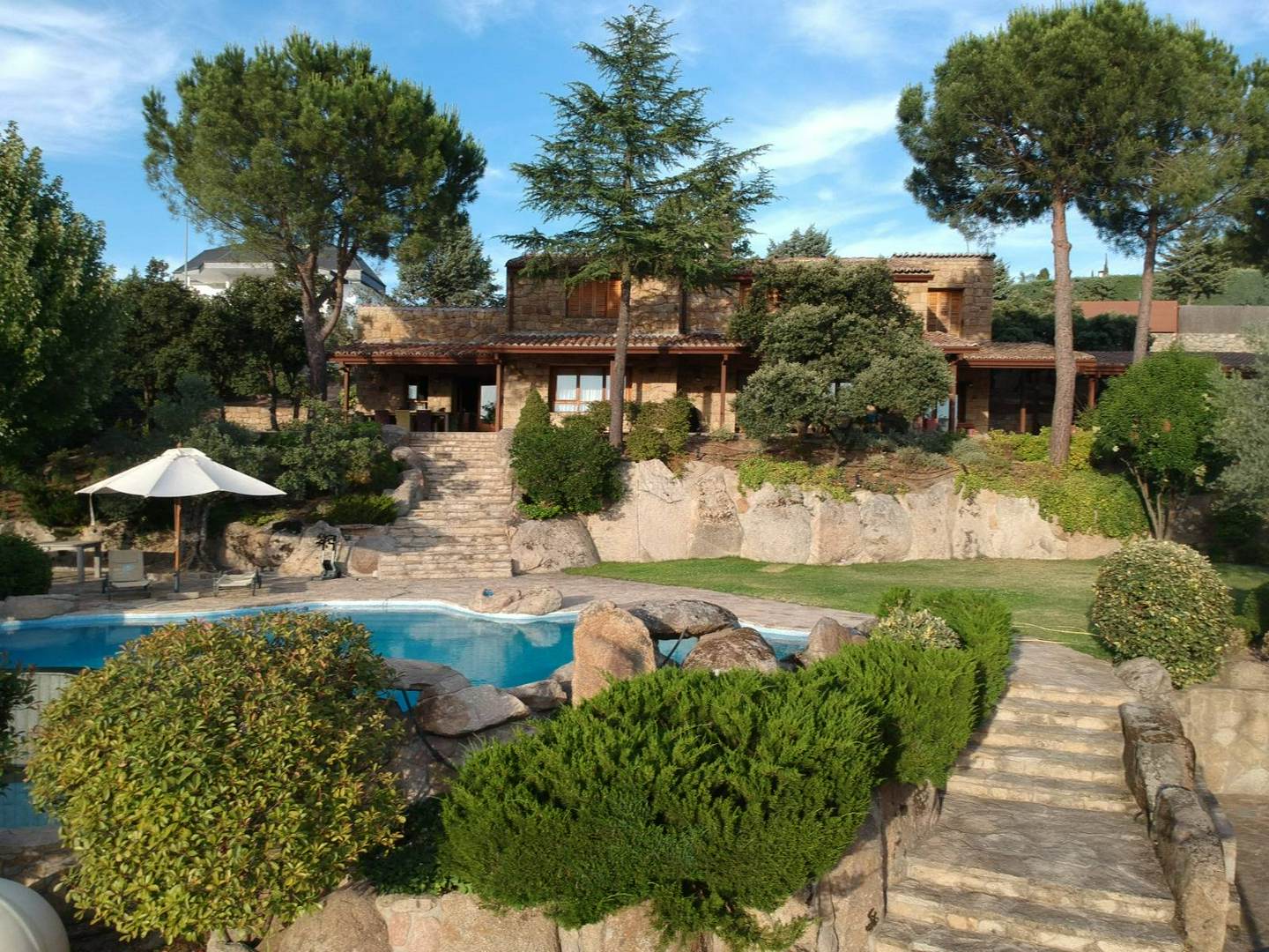 Alquila por horas CHALET DE PIEDRA Y PISCINA CON VISTAS PARQUE GUADARRAMA