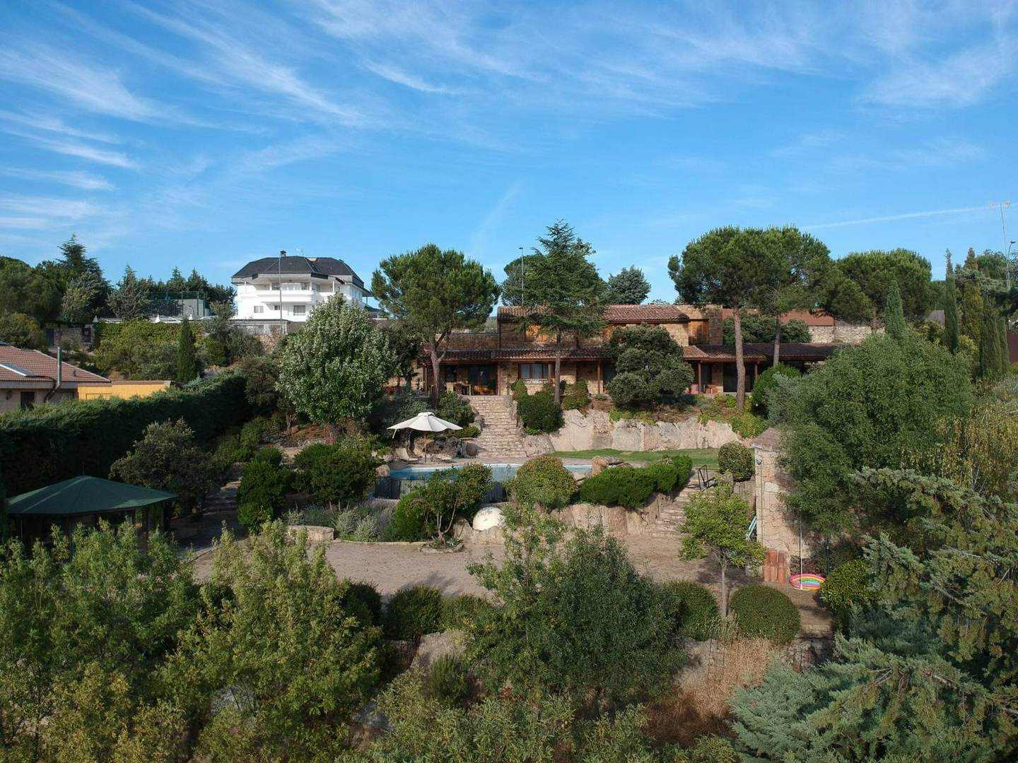 Alquila por horas CHALET DE PIEDRA Y PISCINA CON VISTAS PARQUE GUADARRAMA