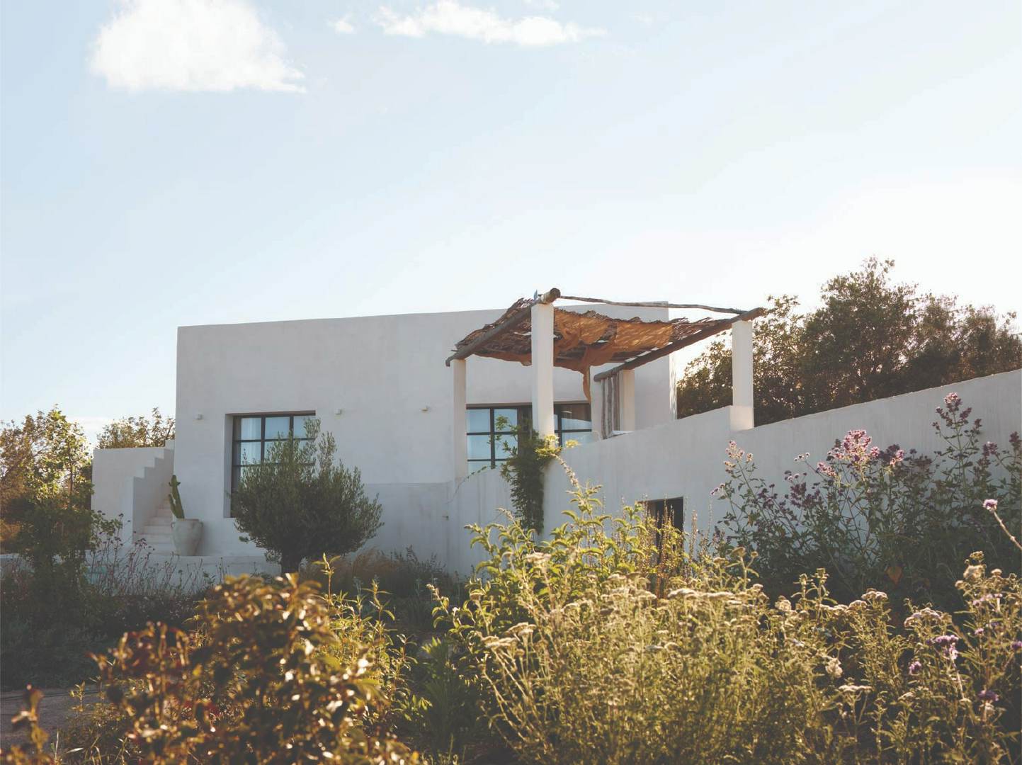 Alquila por horas Estudio y jardín mediterráneo — El set natural donde creatividad y diseño se encuentran