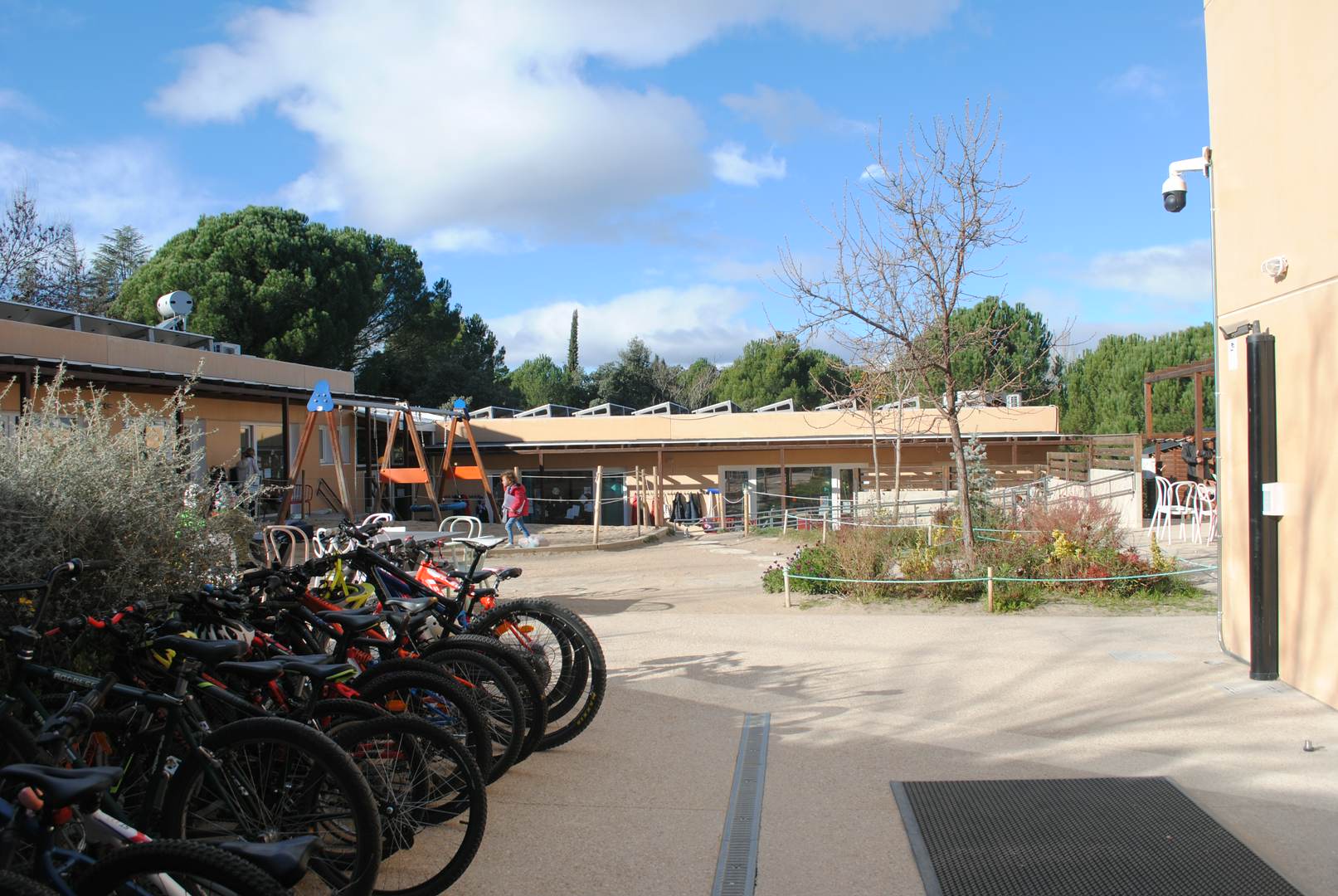 Alquila por horas Colegio tipo nórdico. Sin pasillos. Aulas y espacios conectados por jardines