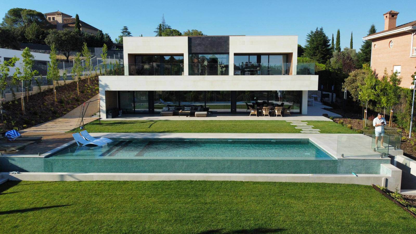 Alquila por horas Impresionante vivienda moderna con piscina infinity