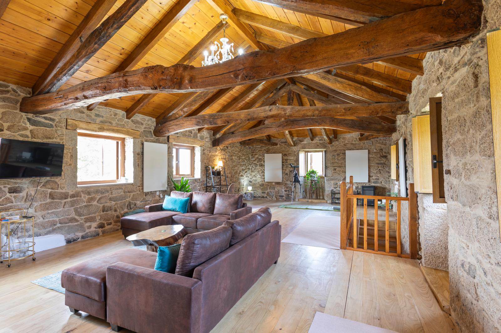 Alquila por horas Preciosa Casa rural de piedra, modernizada, con bosque privado