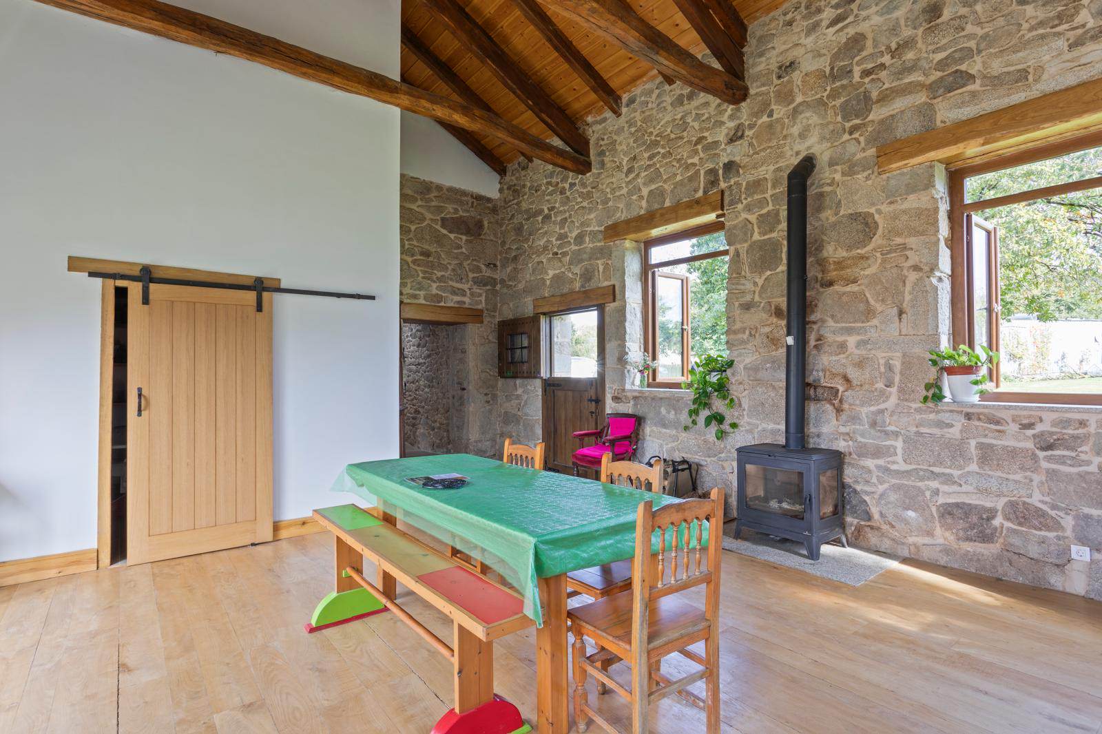 Alquila por horas Preciosa Casa rural de piedra, modernizada, con bosque privado