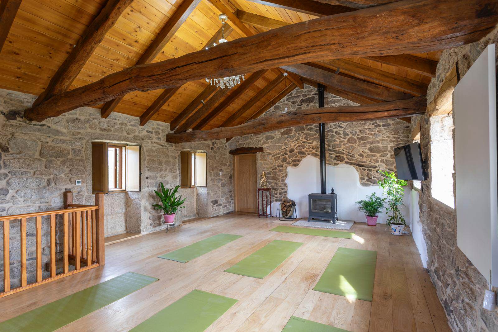 Alquila por horas Preciosa Casa rural de piedra, modernizada, con bosque privado