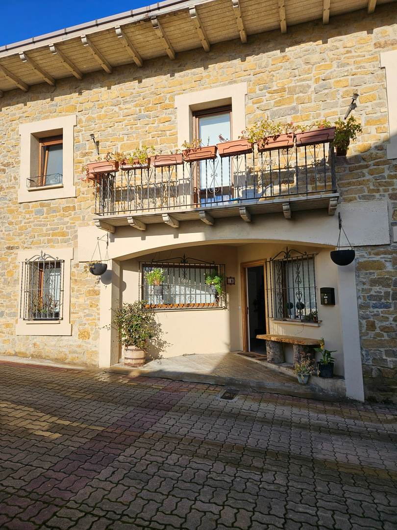Alquila por horas Vivienda adosada con encanto rústico e interior moderno
