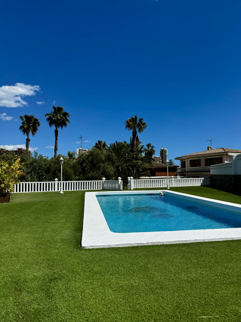 Alquila por horas Villa luminosa con piscina y amplio jardín