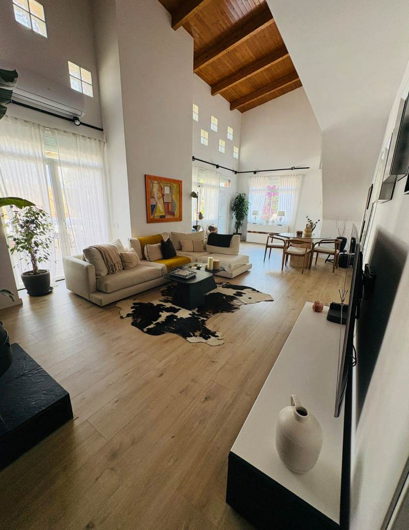 Alquila por horas Casa unifamiliar con patio y piscina