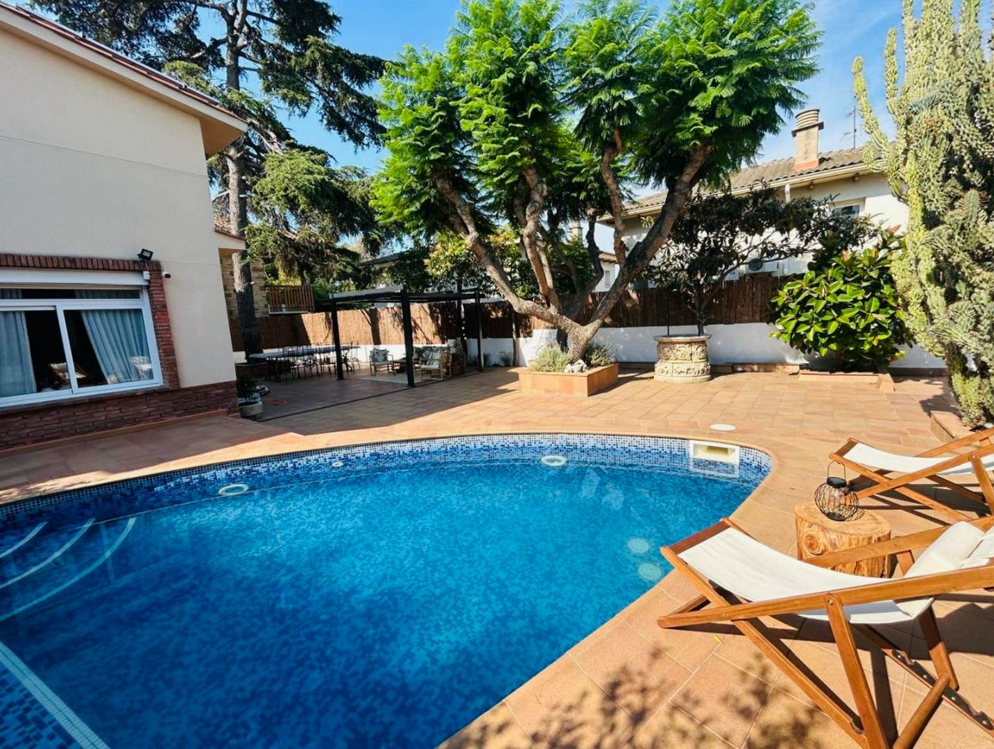 Alquila por horas Casa unifamiliar con patio y piscina