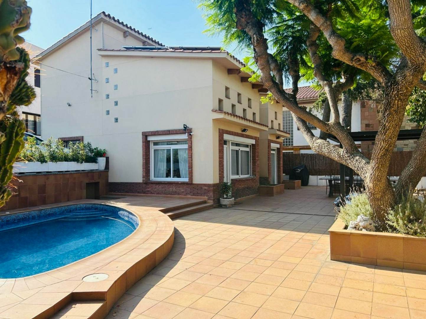 Alquila por horas Casa unifamiliar con patio y piscina