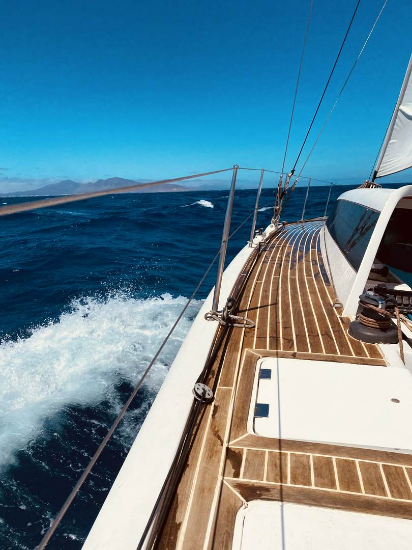 Alquila por horas Velero único en Lanzarote 