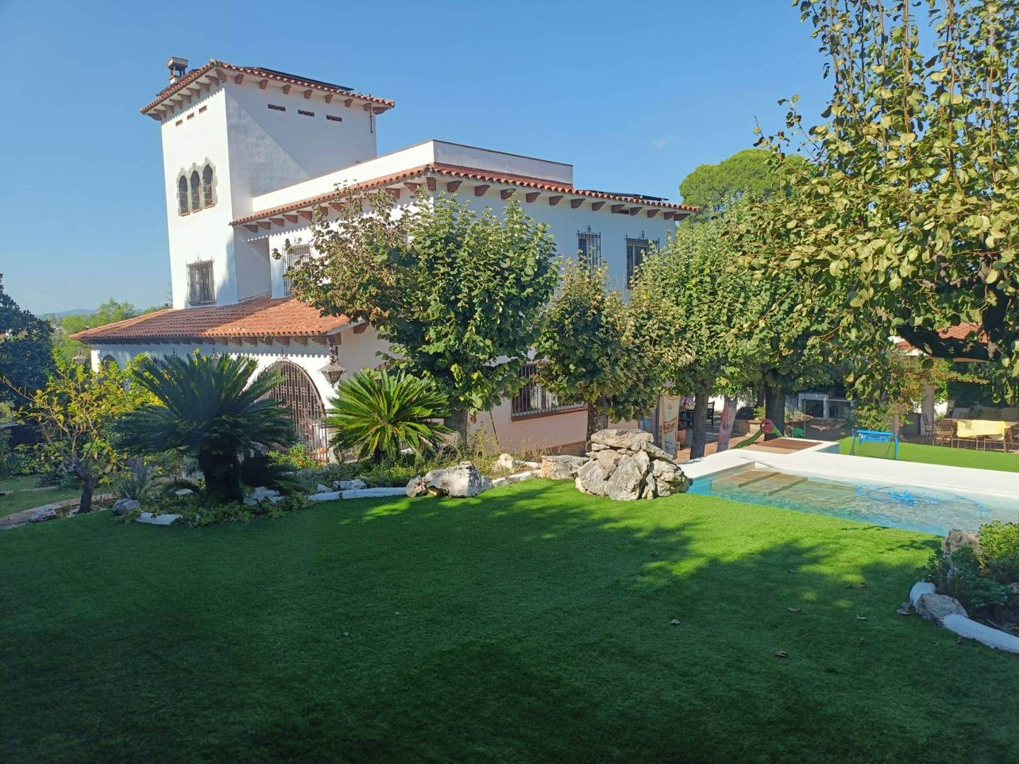 Alquila por horas Preciosa casa tradicional, amplia y luminosa, con gran jardín y piscina.