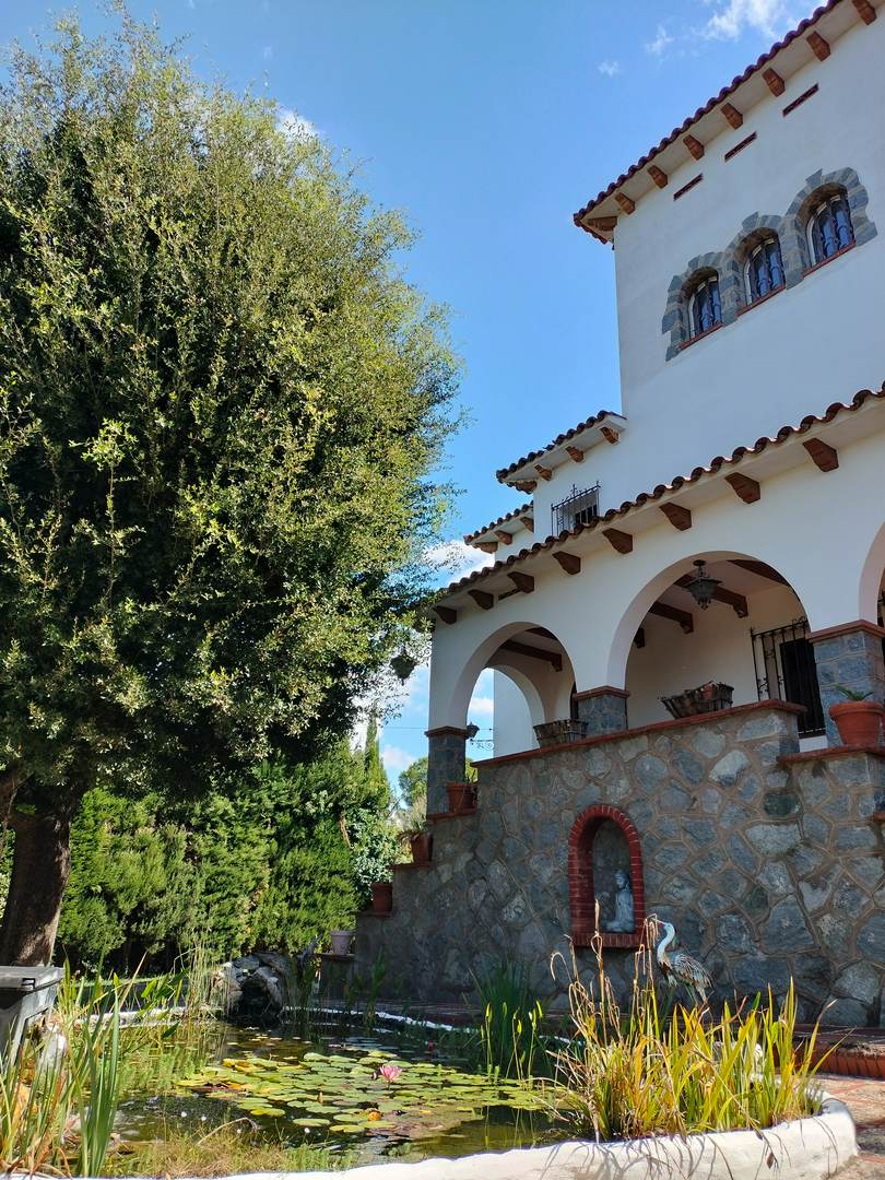 Alquila por horas Preciosa casa tradicional, amplia y luminosa, con gran jardín y piscina.