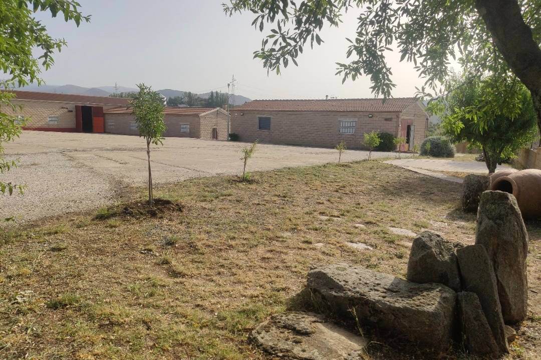 Alquila por horas Finca con naves sierra norte