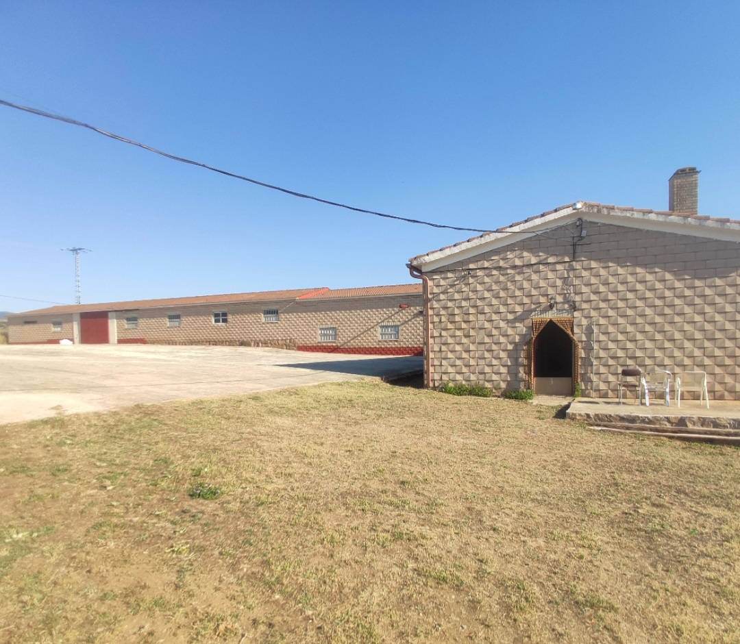 Alquila por horas Finca con naves sierra norte