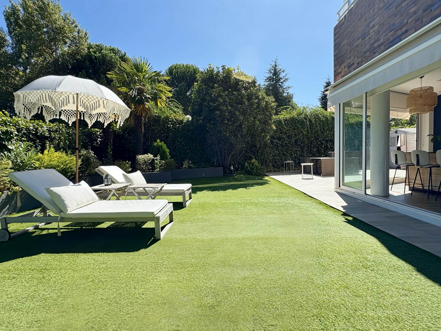 Alquila por horas Bajo con Jardin y grandes cristaleras