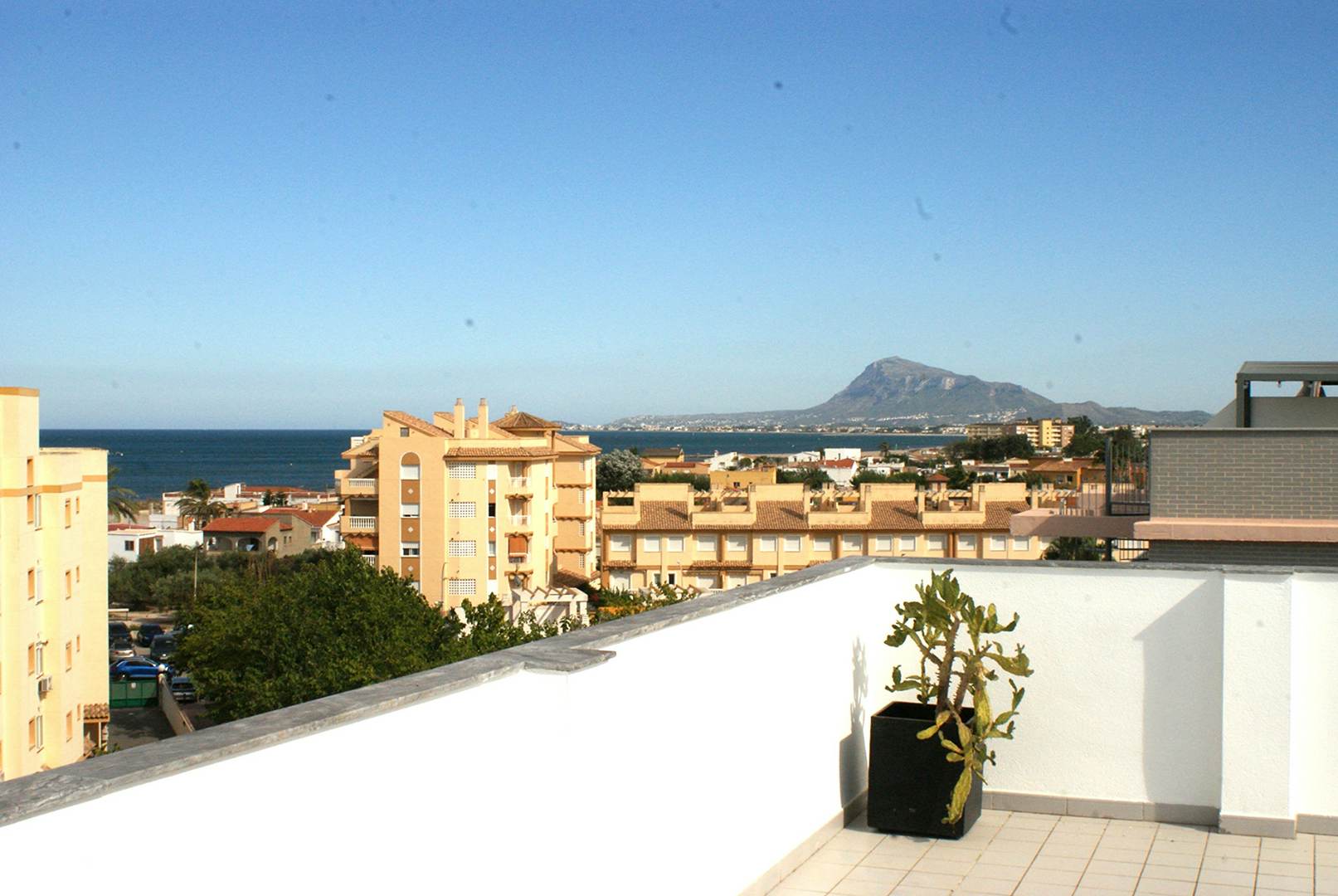 Alquila por horas Ático con vistas a la playa de Oliva y al Montgó de Denia