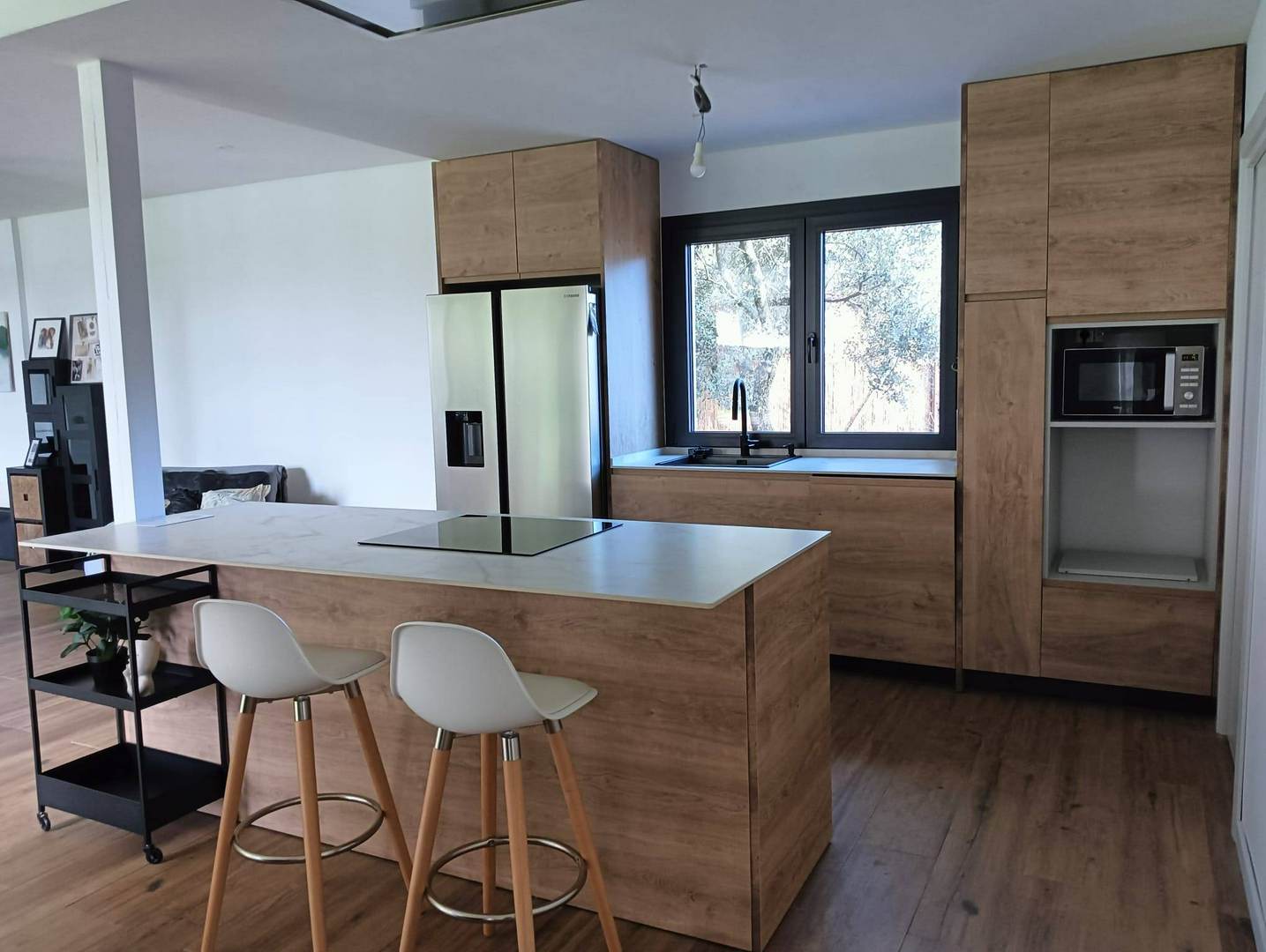 Alquila por horas Espaciosa vivienda unifamiliar moderna, gran cristalera con vistas a la montaña.Jardín con encinas.