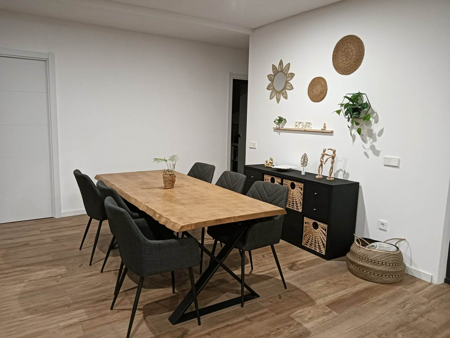 Alquila por horas Espaciosa vivienda unifamiliar moderna, gran cristalera con vistas a la montaña.Jardín con encinas.