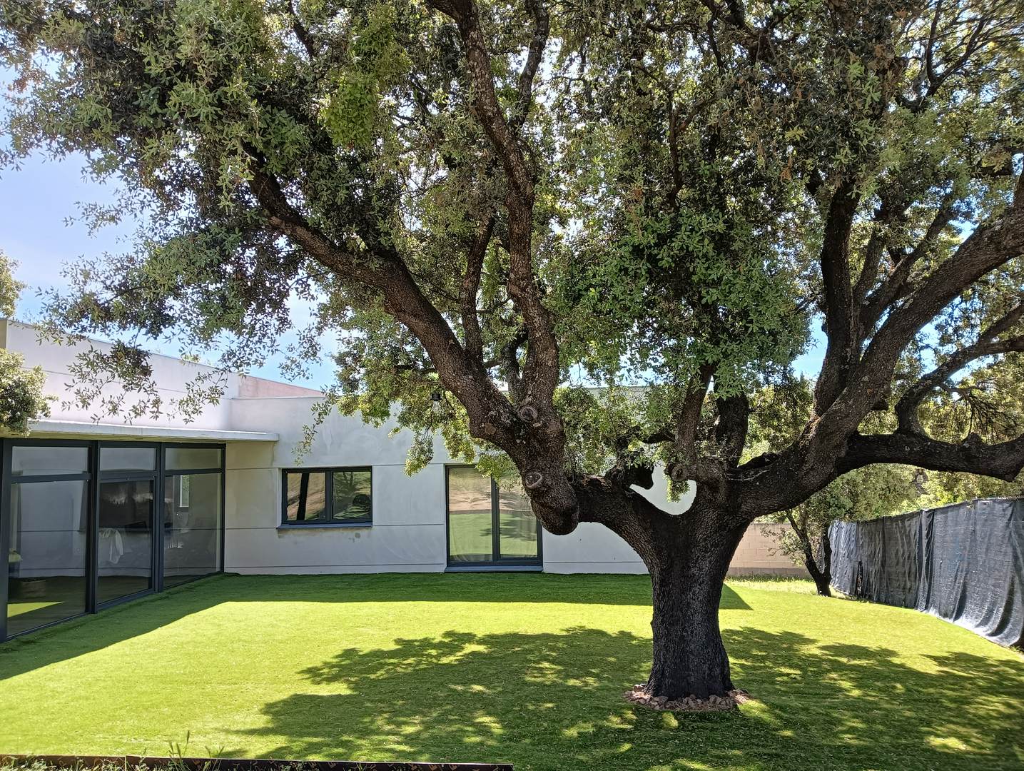 Alquila por horas Espaciosa vivienda unifamiliar moderna, gran cristalera con vistas a la montaña.Jardín con encinas.