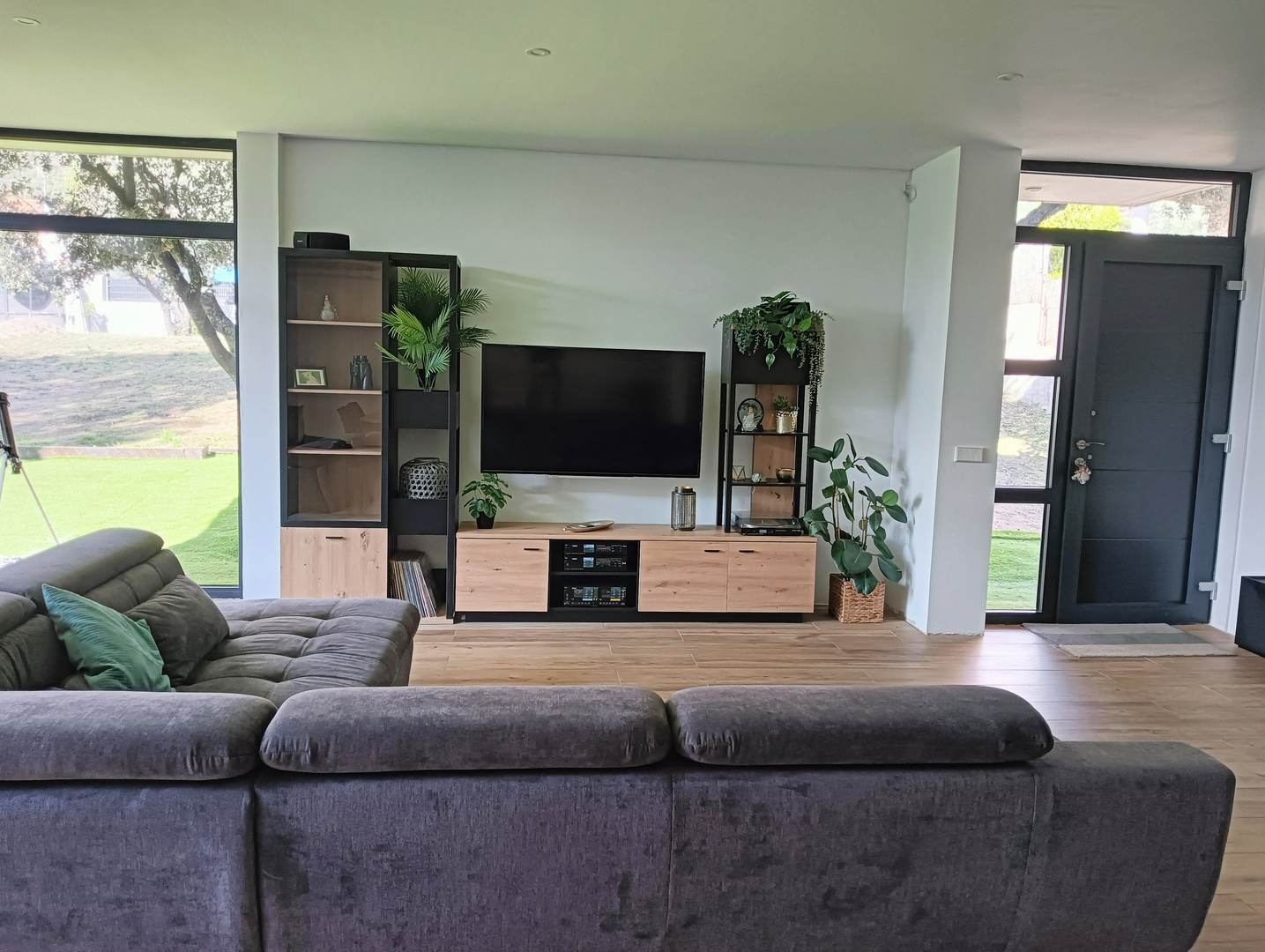 Alquila por horas Espaciosa vivienda unifamiliar moderna, gran cristalera con vistas a la montaña.Jardín con encinas.