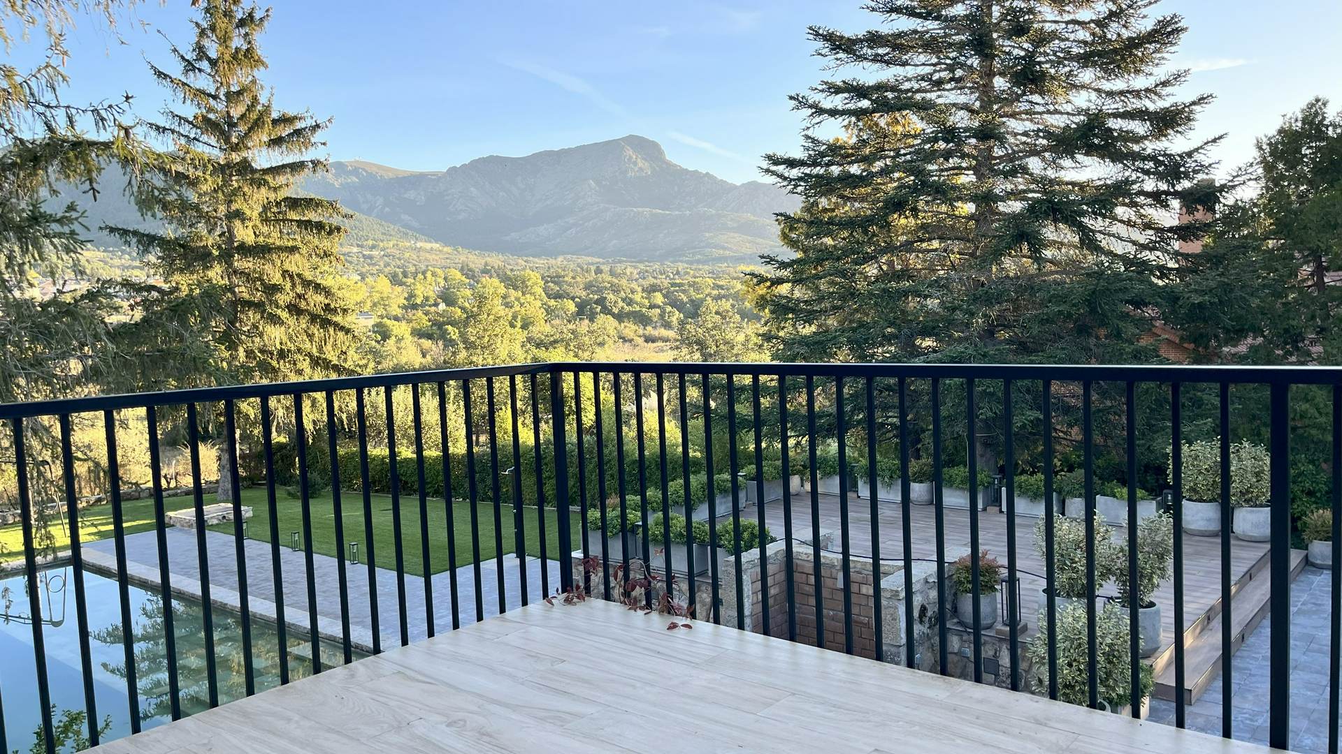 Alquila por horas Casa de diseño en la Sierra de Madrid con jardín y piscina