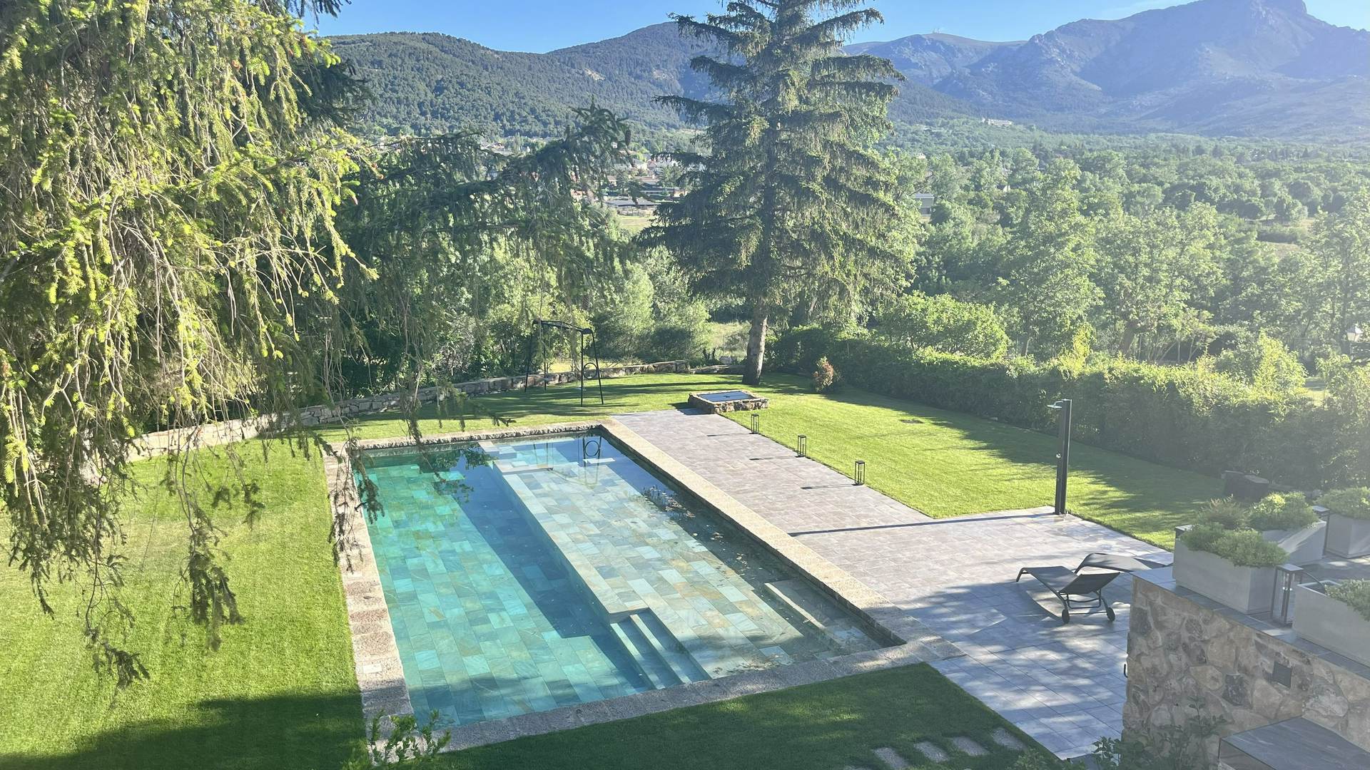 Alquila por horas Casa de diseño en la Sierra de Madrid con jardín y piscina