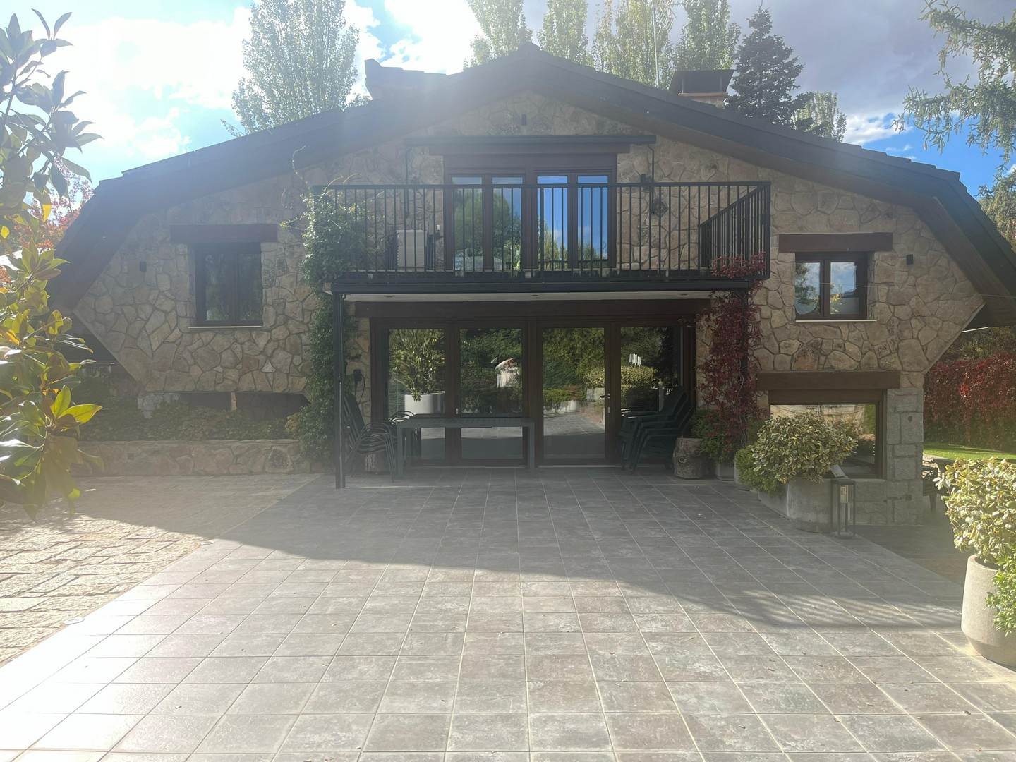 Alquila por horas Casa de diseño en la Sierra de Madrid con jardín y piscina