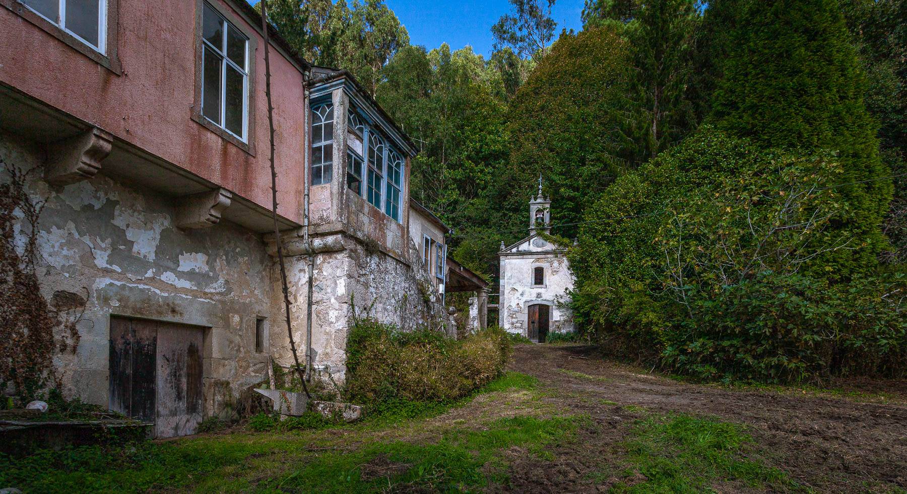 Alquila por horas Finca anterior al S.XVIII, con pazo y capilla, rodeada de prados, ríos y mar, llenos de magia.