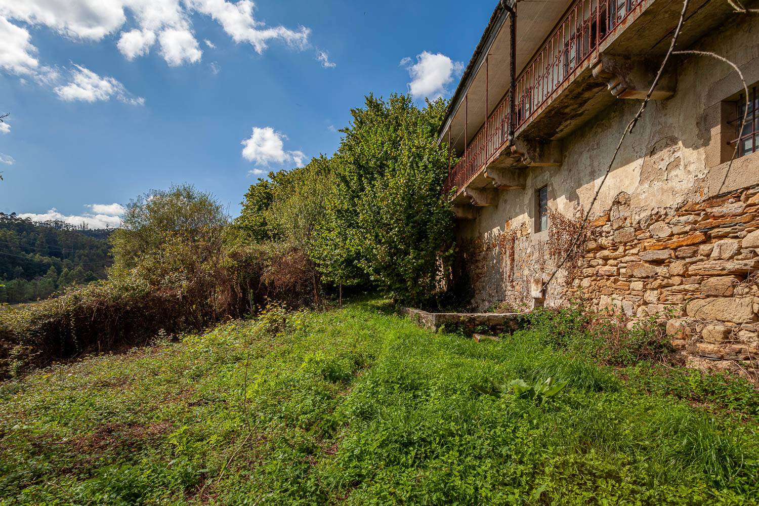 Alquila por horas Finca anterior al S.XVIII, con pazo y capilla, rodeada de prados, ríos y mar, llenos de magia.