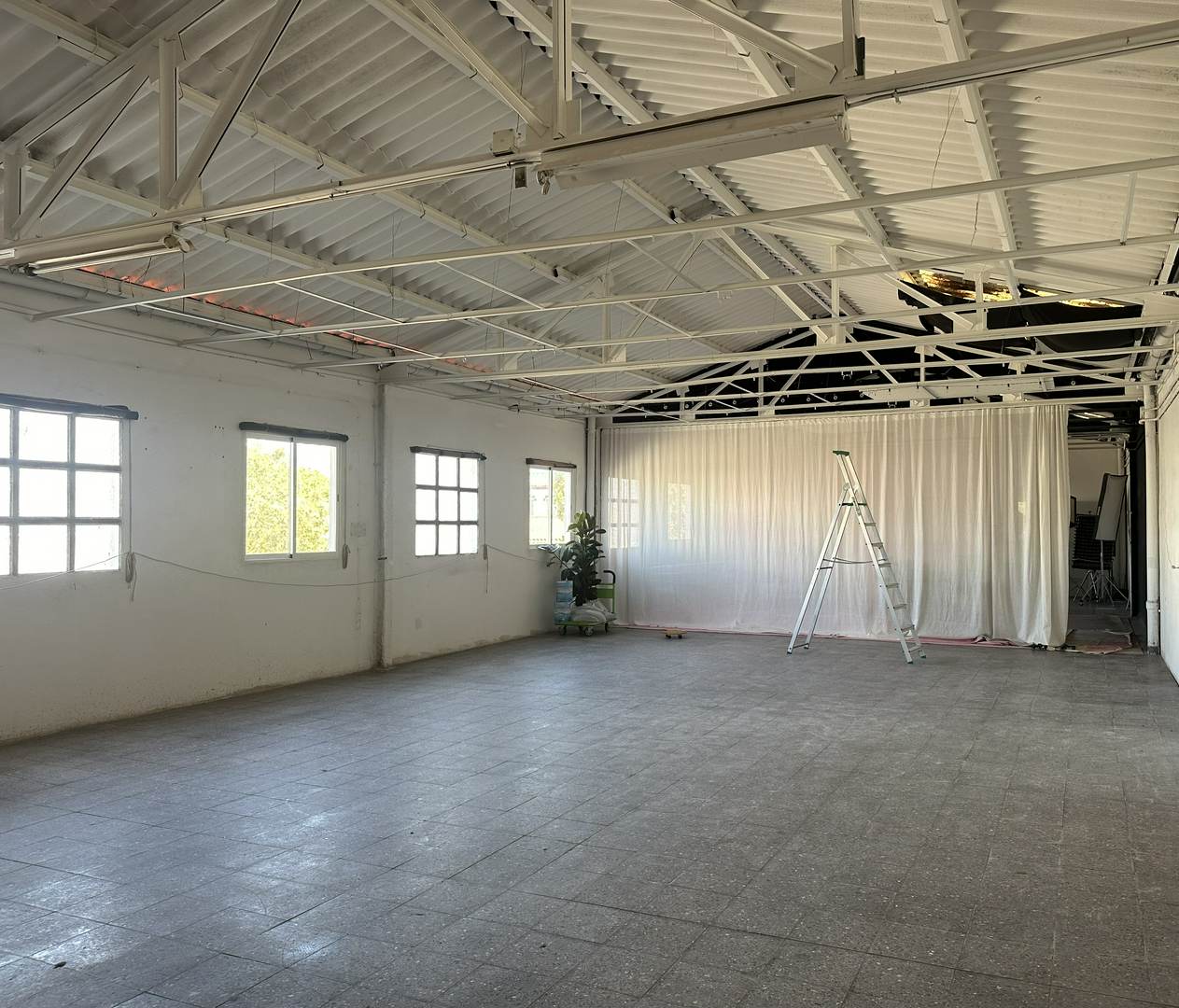 Alquila por horas Espacio industrial luminoso con techo a dos aguas